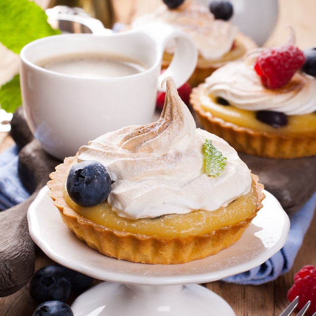 Tortinhas caseiras com coalhada de limão e merengue Foto Premium