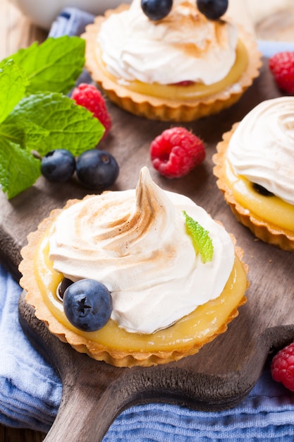 Tortinhas caseiras com coalhada de limão e merengue Foto Premium