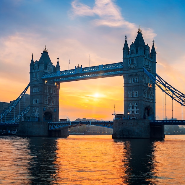 Tower bridge ao nascer do sol, em londres. | Foto Grátis