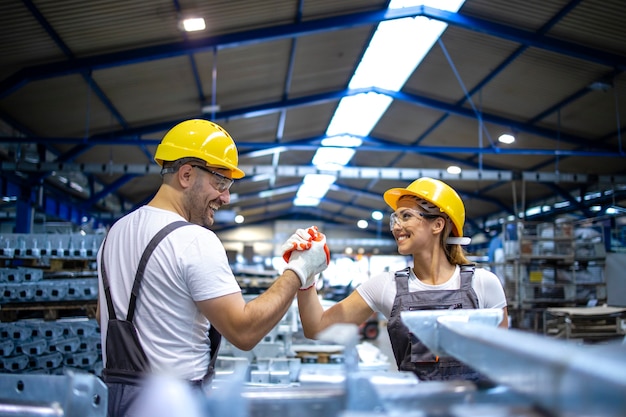 Trabalhadores Da Fábrica Se Cumprimentando Na Linha De Produção | Foto ...