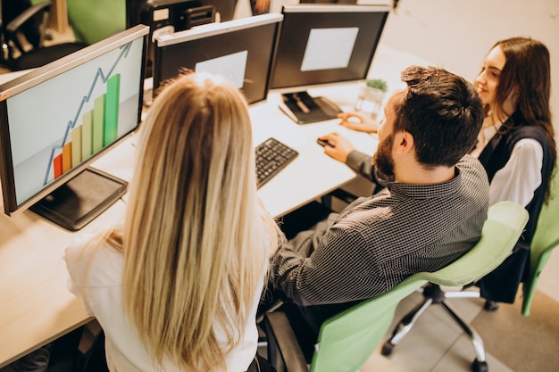 Trabalhadores Em Uma Empresa De Ti Trabalhando Em Um Computador Foto Grátis 4871