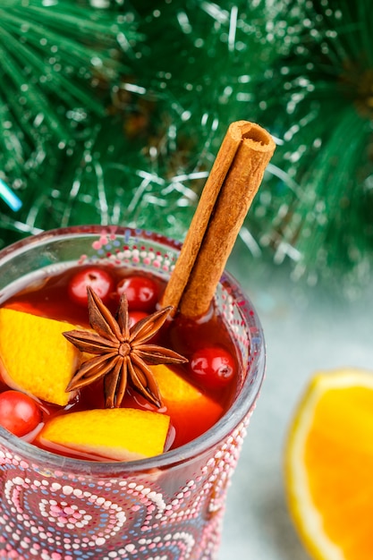 Tradicional, natal, mulled, vinho tinto, com, temperos, (canela, anis estrelado, cardamomo), e, frutas, (citrus, cranberry, apples) Foto Premium