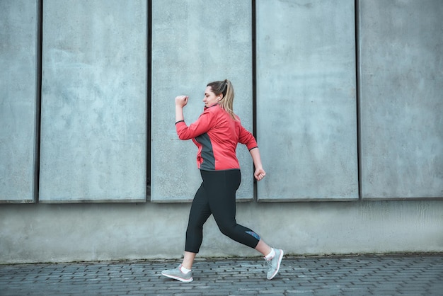 Treino Matinal. Vista Lateral Do Jovem Plus Size Mulher Em Roupas De ...