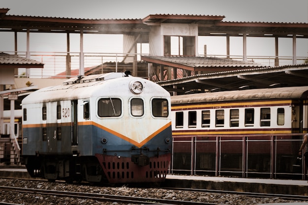 Trem principal que está correndo na pista tailândia Foto Premium