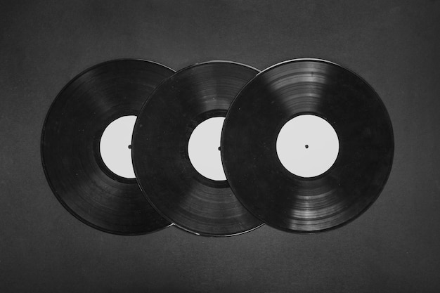 Três discos de vinil em fundo preto Foto gratuita