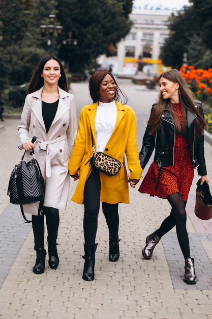 Três mulheres multiculturais depois das compras Foto gratuita
