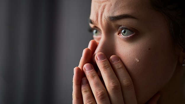 Triste Mulher Chorando Desesperada Com As Mãos Postas E Lágrimas Olhos Durante Problemas Foto 7490