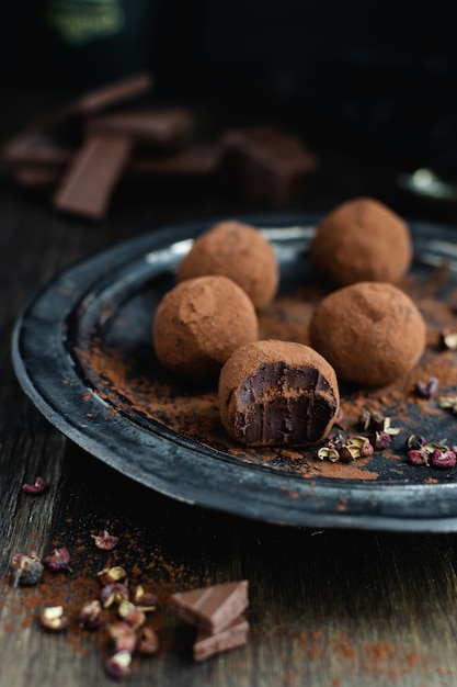 Trufas de chocolate amargo com pimenta sichuan Foto Premium