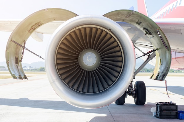 Turbina de avião do motor no fundo do aeroporto | Foto Premium