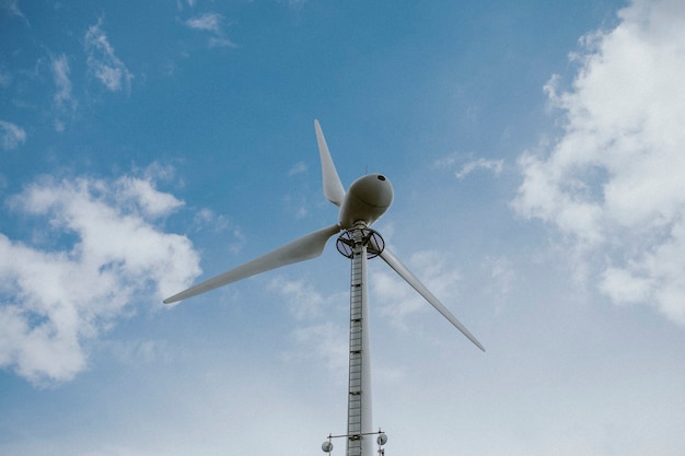 Turbina eólica sob o céu azul, campanha ambiental de ...