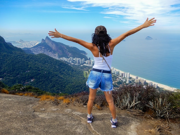 Turista visitando os principais pontos turísticos do rio de janeiro