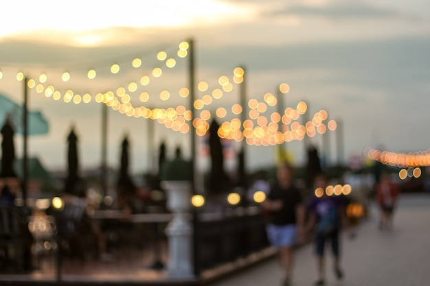 Turva as pessoas em bokeh, andando e relaxando em torno Foto Premium