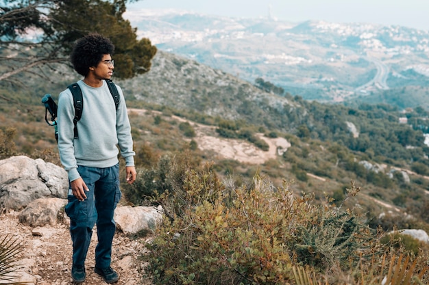 Um, africano, homem jovem, negligenciar, a, montanha Foto gratuita