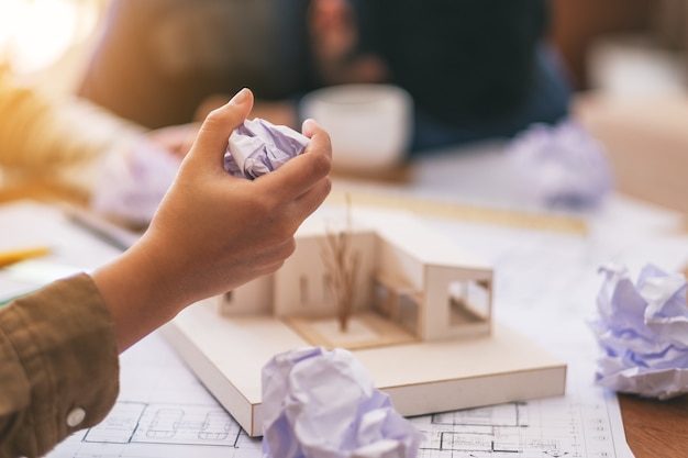 Um arquiteto bagunçou papéis à mão quando se sentiu estressado depois