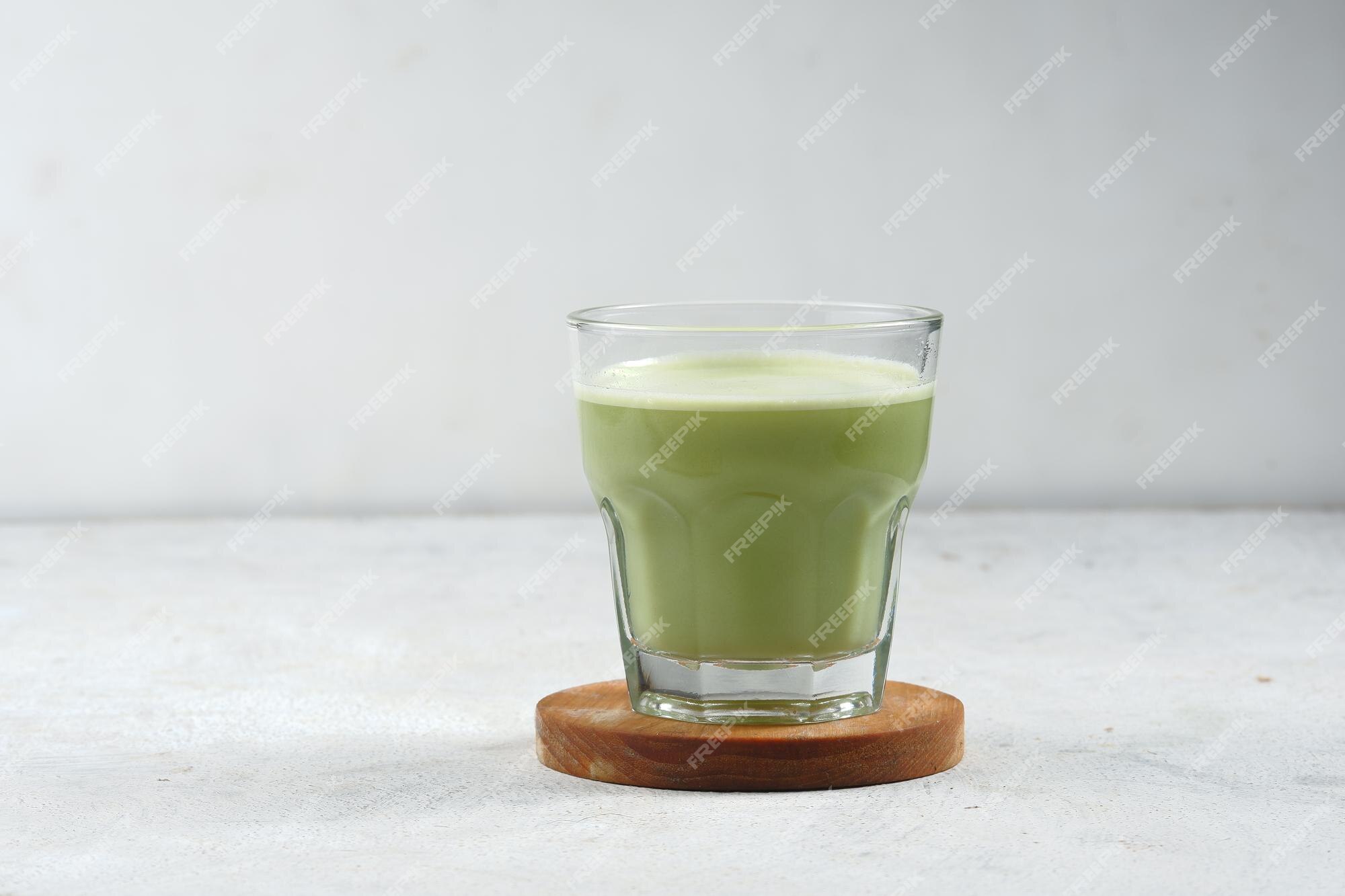 Um Copo De Chá Verde Matcha Latte Japonês Com Leite Ou Leite De Soja Com Fundo Foto Premium 5860