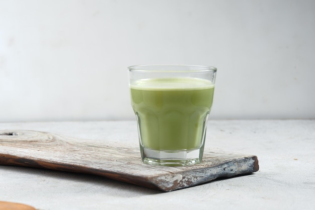 Um Copo De Chá Verde Matcha Latte Japonês Com Leite Ou Leite De Soja Com Fundo Foto Premium 1767