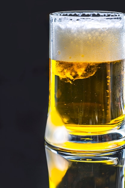 Um copo de fotografia macro de cerveja gelada Foto gratuita