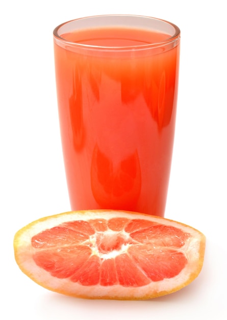 Um Copo De Suco De Toranja Fresco E Uma Fatia De Toranja Isolada No