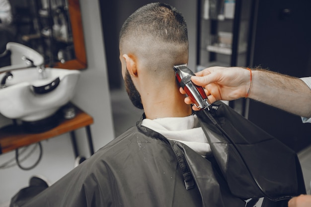 Um Homem Corta O Cabelo Em Uma Barbearia. | Foto Grátis