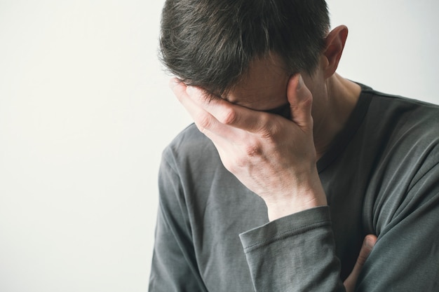 Featured image of post Imagens De Homem Triste Chorando / Amigos, mulheres de cabelo colorido são as que mais fodem a sua vida, o mesmo vale pra homem de cabelo comprido e que pinta a unhapic.twitter.com/ys1askzugl.