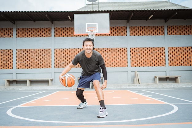 Um Jogador De Basquete Executa Um Drible Baixo Entre As Pernas, Drible ...