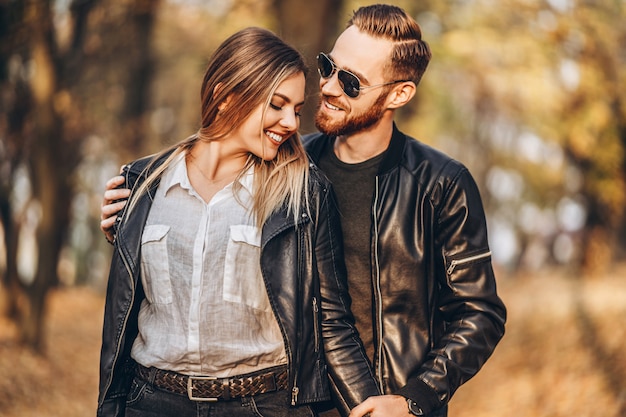 Um Jovem Casal Apaixonado Andando No Parque Outono Em Um Dia Ensolarado Foto Premium 