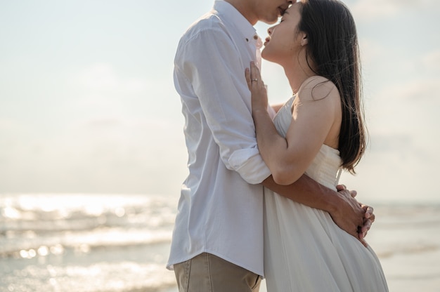 Um Jovem Casal Em Pé Se Beijando Na Praia Ao Pôr Do Sol Da Noite Verão Apaixonado Dia Dos 