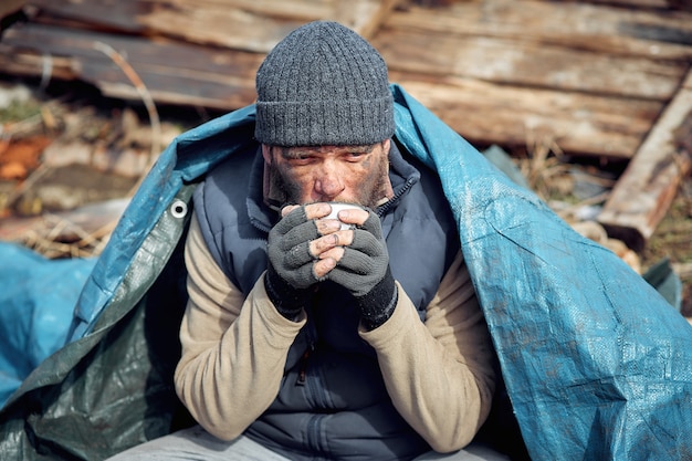 Um Mendigo Bebe Chá Quente Perto Das Ruínas Ajudando Pessoas Pobres E Famintas Durante A 5533