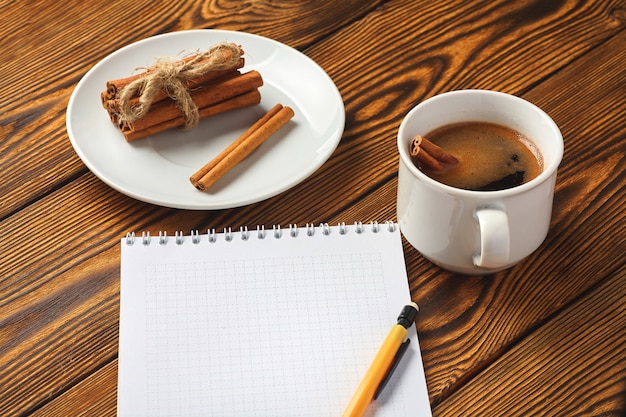 Um monte de canela de malha com uma corda, uma xícara de café e um notebook Foto Premium