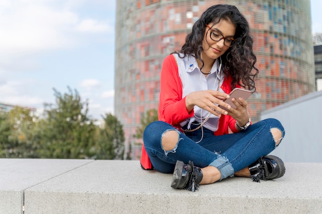 Um, mulher jovem, escutar música, ligado, tablete digital, sentando Foto Premium
