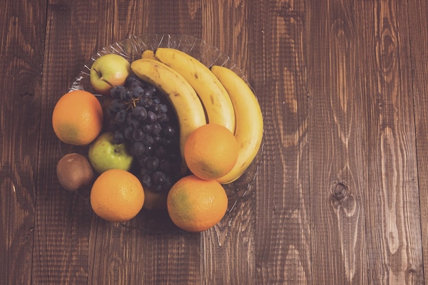 Um Prato Frutas Diferentes Est Na Mesa Entre Eles Est O Kiwi