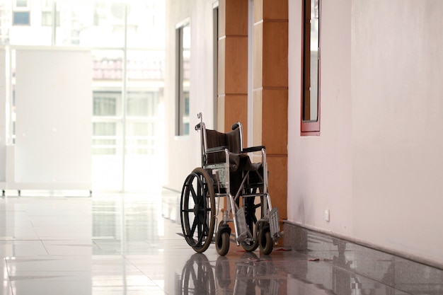 Uma cadeira de rodas no hospital Foto Premium