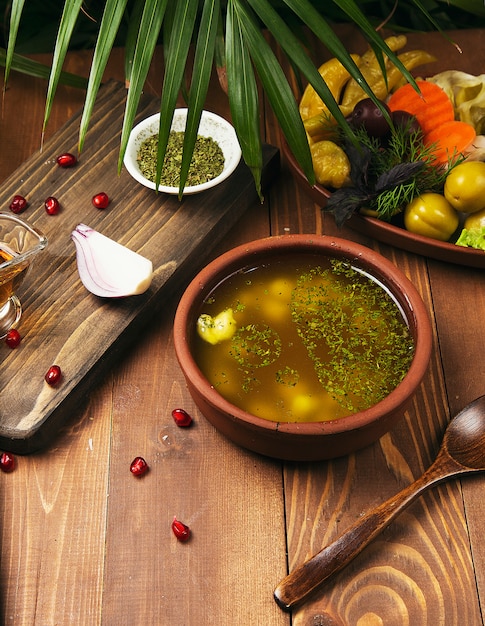 Uma foto de uma tigela de sopa de galinha tradicional servida em uma tigela de panela Foto gratuita