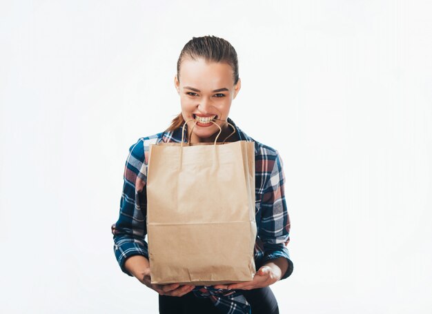 Uma mulher sorridente feliz com uma sacola de compras Foto Premium
