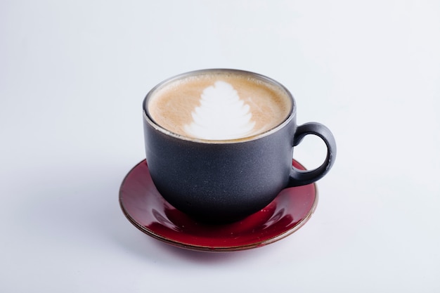 Uma xícara de cappuccino preta. Foto gratuita