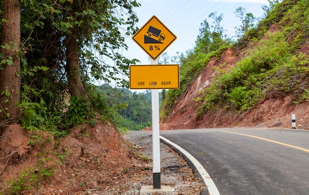 Use sinal de marcha baixa sinais de alerta de tráfego rodoviário na