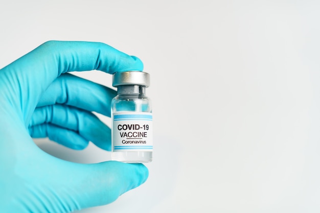 Vacina para prevenção, imunização e tratamento contra a infecção pelo vírus corona. Foto Premium