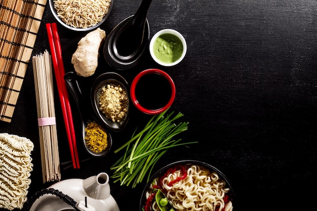 Variety defferent muitos ingredientes para cozinhar alimentos asiáticos orientais saborosos. vista superior com espaço de cópia. fundo escuro. acima. toning. Foto gratuita
