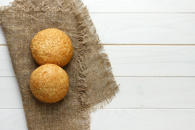 Vários pequenos grãos multi-forma triangular pão polvilhado com sementes de girassol inteiras Foto Premium
