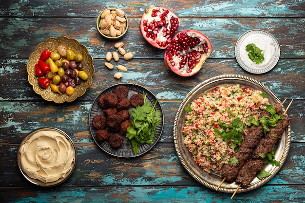 Vários pratos turcos kebab de carne com salada de tabule falafel homus azeitonas pistache e