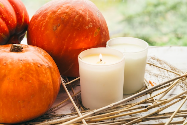 Velas e abóboras na mesa Foto gratuita