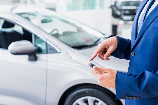 Vendedor De Carros Com Tablet Foto Grátis 