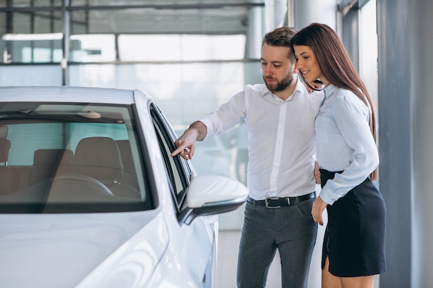 Vendedor E Mulher Procura De Um Carro Em Um Showroom De Carros F