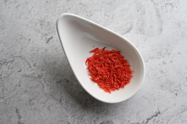 Vermelho pequeno camarão seco em um copo. Foto gratuita