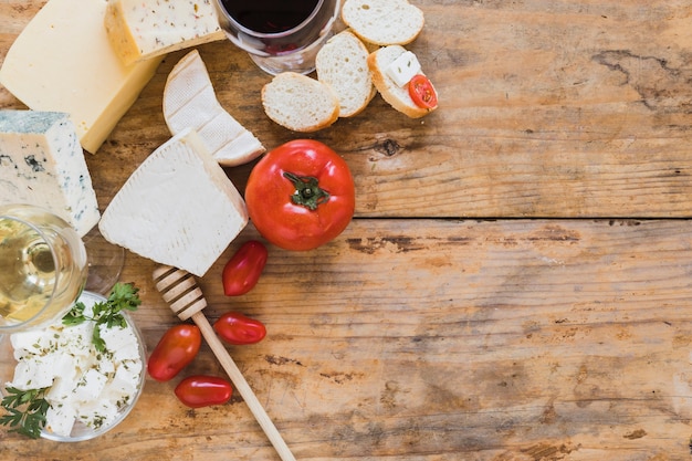 Visão aérea, de, queijo bloqueia, com, tomates, e, pão, ligado, madeira, fundo Foto gratuita