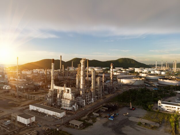 Vista aérea da planta de refinaria de óleo químico, usina no céu do sol para o conceito de indústria Foto Premium