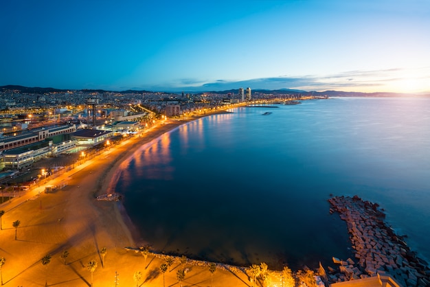 Vista Aerea Da Praia De Barcelona Na Noite De Verao Ao Longo Do Beira Mar Em Barcelona Espanha Foto Premium