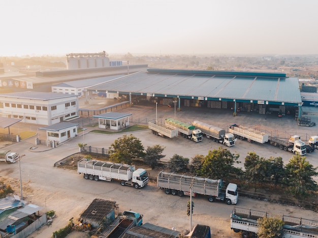Vista aérea de caminhões da fábrica estacionados perto do armazém durante o dia Foto gratuita