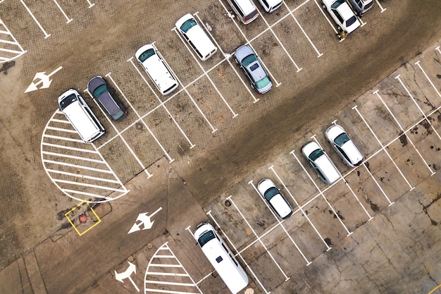 Vista Aérea De Cima Para Baixo De Muitos Carros Em Um Estacionamento De Supermercado Ou No 9627