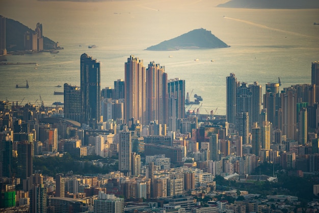 Vista aérea de hong kong ao entardecer Foto Premium